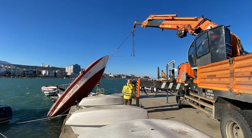 Halat koptu, çıkartılmaya çalışılan tekne yine denize düştü