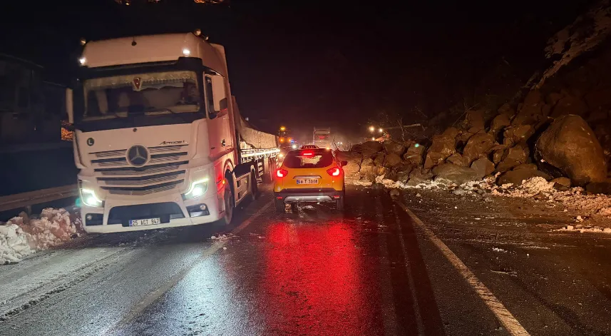 Artvin’de heyelan: Borçka-Hopa karayolu ulaşıma kapandı