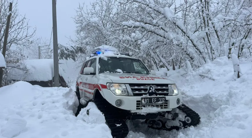 Kar nedeniyle yolu kapanan köydeki hastaya paletli ambulansla ulaşıldı