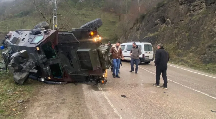 Ordu'da ticari araçla çarpışan askeri araç devrildi