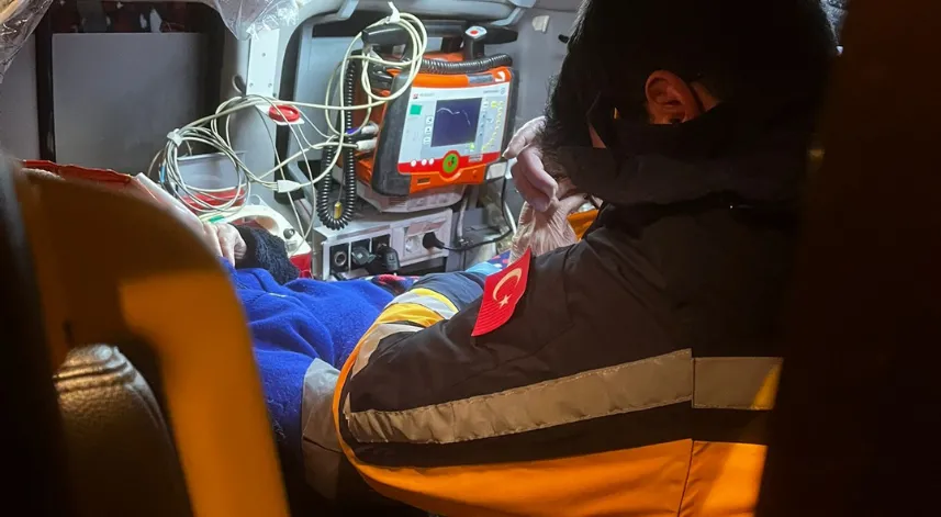 Yolu kapalı köyde sandalyeden düşüp başını çarptı, paletli ambulansla hastaneye ulaştırıldı