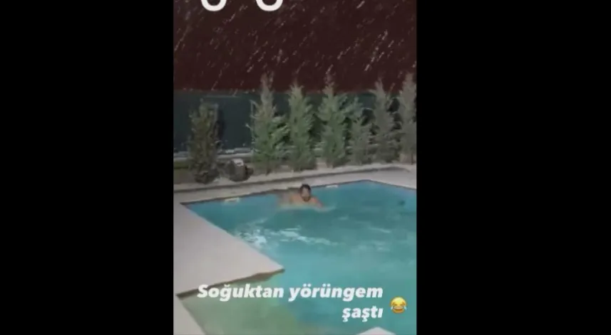 Kar yağarken havuza girdi