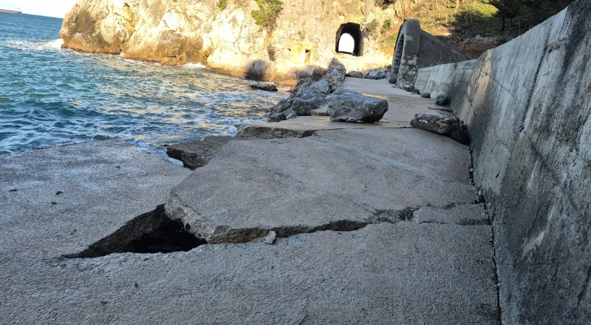Zonguldak’ta dalgalar, sahildeki yürüyüş yolunu çatlattı