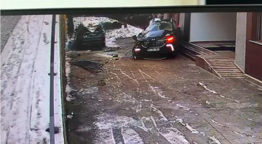 Karlı yolda kayan cipin site bahçesine düştüğü anlar kamerada