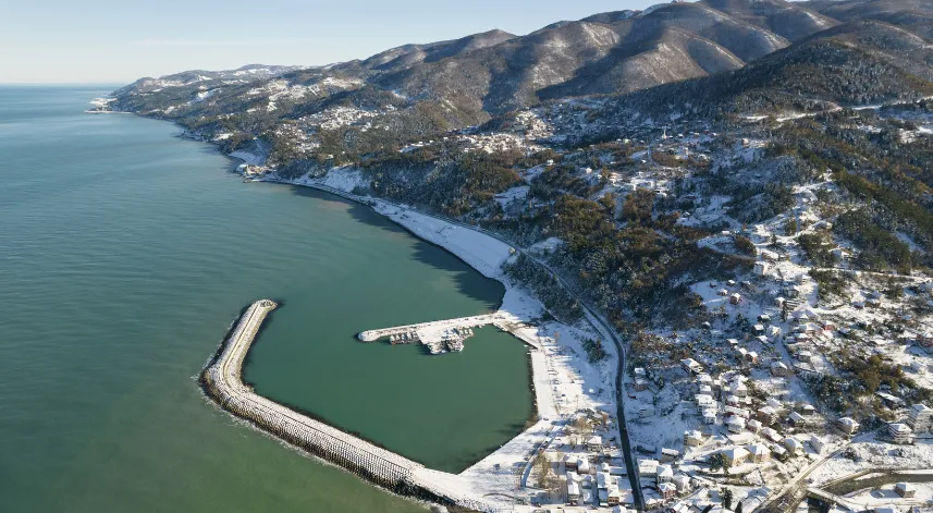 Karla buluşan Kastamonu'nun sahil şeridindeki eşsiz güzellikler dronla görüntülendi