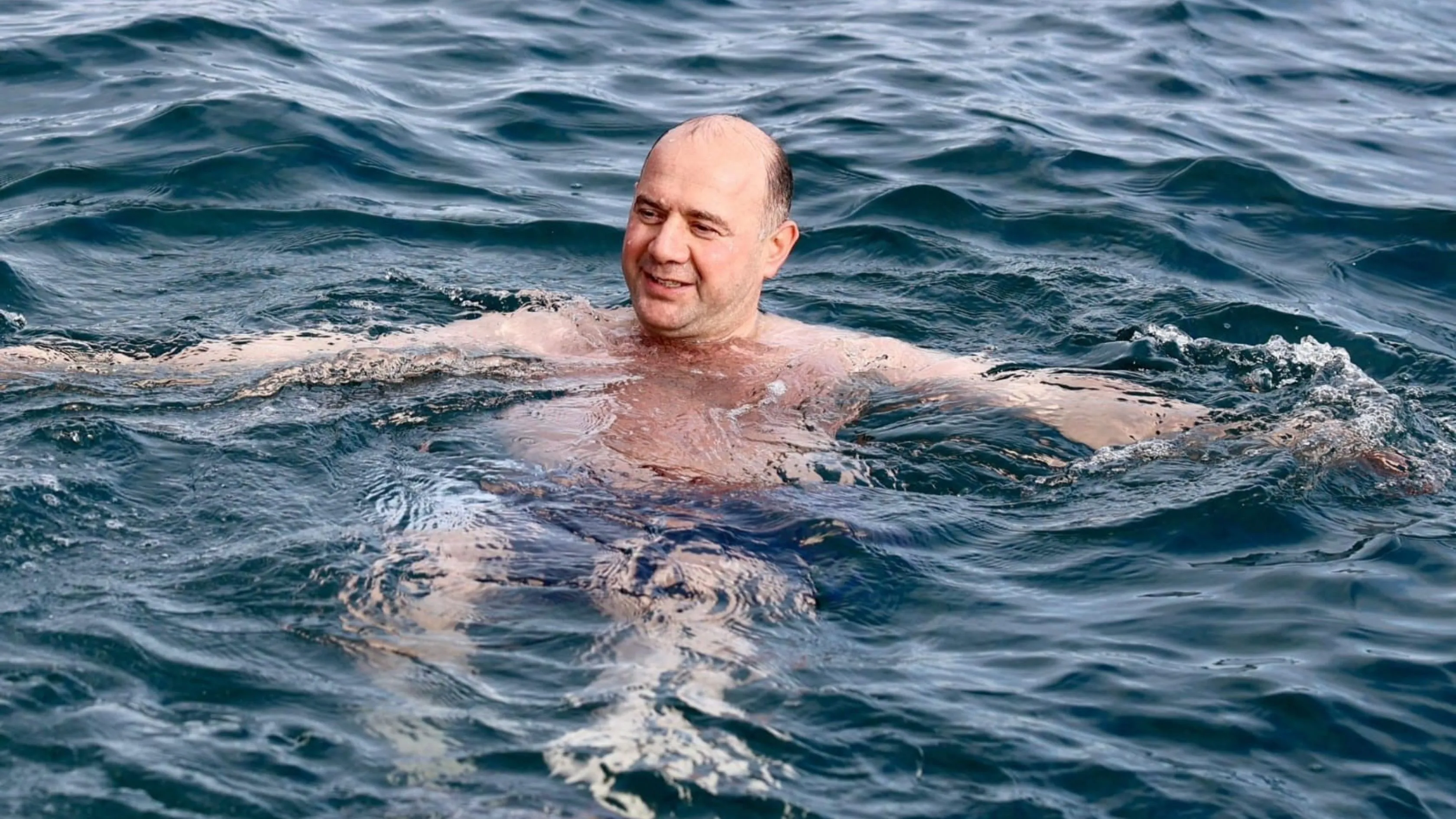 Giresun Valisi Serdengeçti’den kış ortasında deniz keyfi