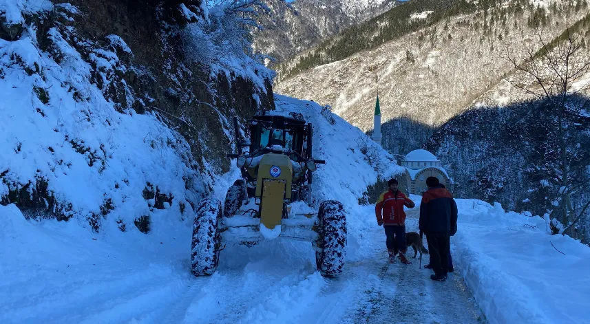 Büyükşehir ekipleri kapalı yol bırakmadı