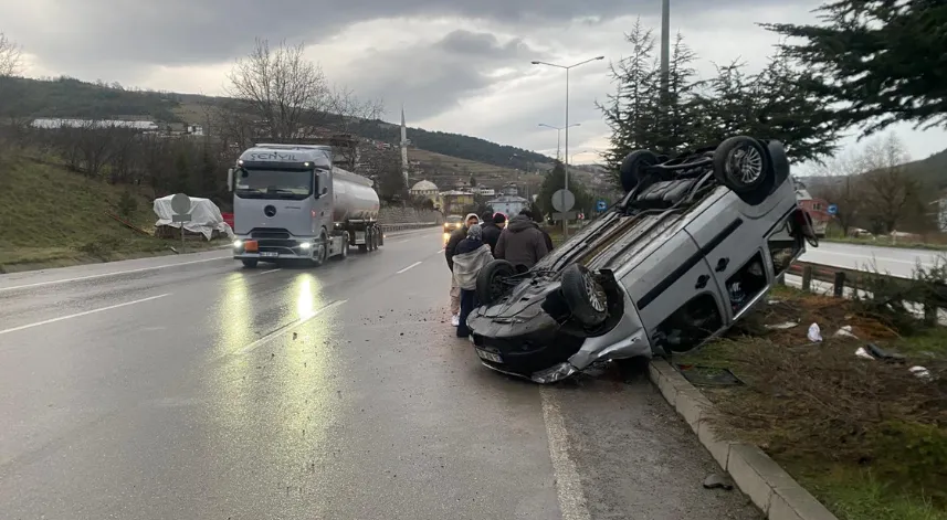 Samsun’da hafif ticari araç takla attı; 2 yaralı