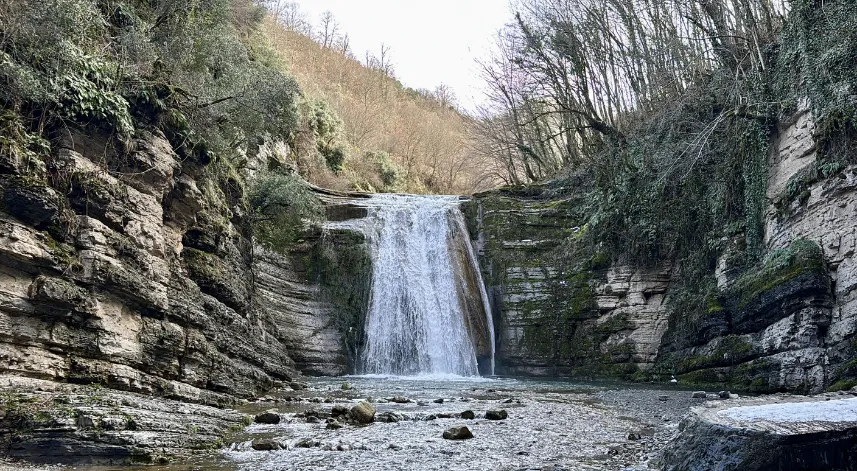 Gölalan Şelalesi kışın da ziyaretçi ağırlıyor