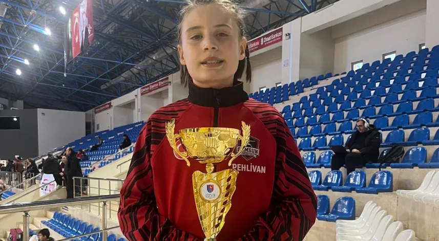 Samsunlu Cihangir eskrimde Türkiye Şampiyonu oldu