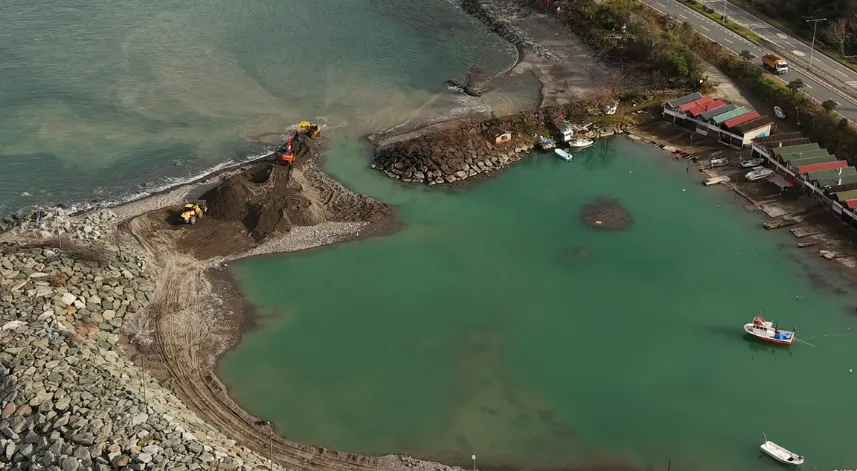 Fırtınanın taşıdığı atıklarla kapanan balıkçı barınağı açıldı