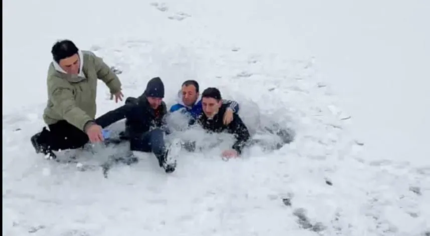 Trabzon'da Derenin üzerinde zıplarken buz kırılınca suya düştüler; o anlar kamerada