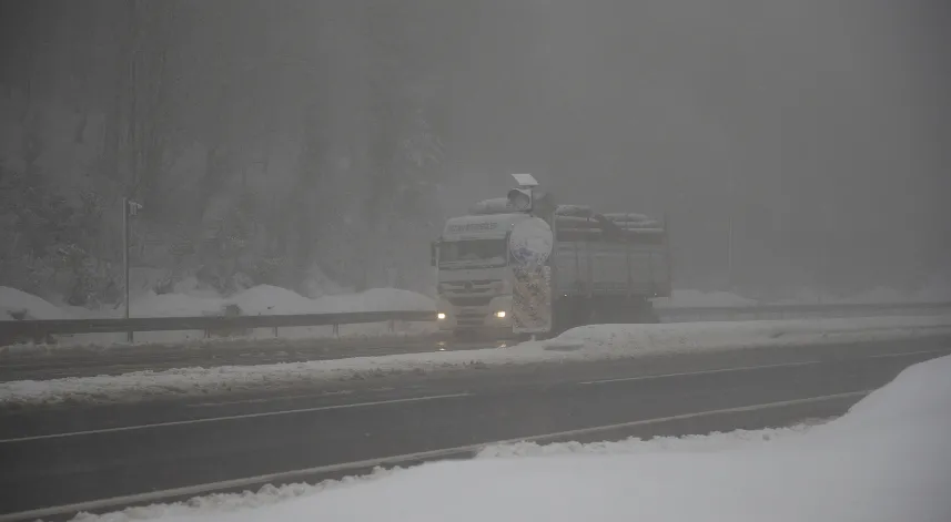 Bolu Dağı'nda kar ve sis etkili oldu