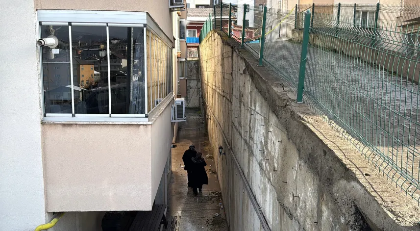 Çökme riski taşıyan istinat duvarının yanındaki apartmanda 5 daire boşaltıldı