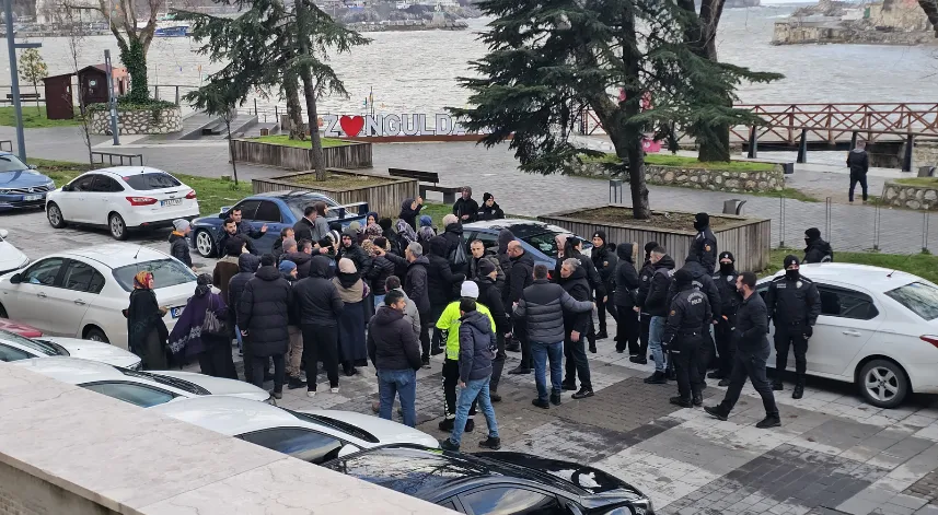 Babaanne ile 2 torunu öldürülmüştü; duruşma çıkışında arbede
