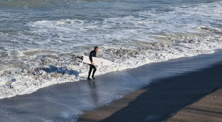 Denizde sörf yapanları görüp, 'boğulma' ihbarı verdiler