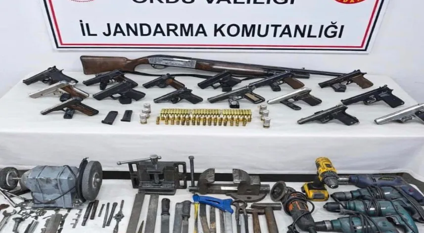 Evinden 15 ruhsatsız tabanca çıktı; 1 tutuklama