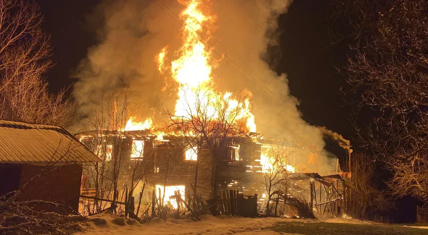 Karabük’te 200 yıllık 2 katlı ahşap ev, yangında küle döndü