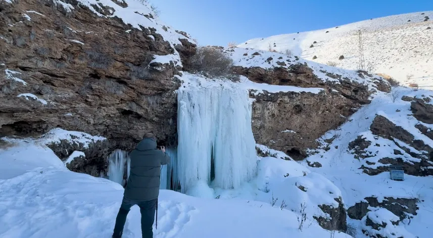 Bayburt'ta Sırakayalar Şelalesi buz tuttu