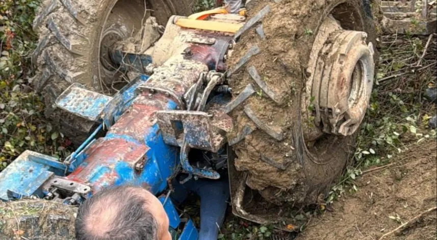 Devrilen traktörün altında kaldı