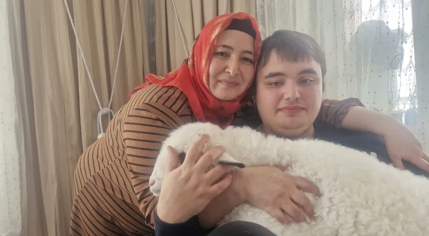 Otizmli oğlunun isteği üzerine aldıkları kuzuya evde bebek gibi bakıyorlar