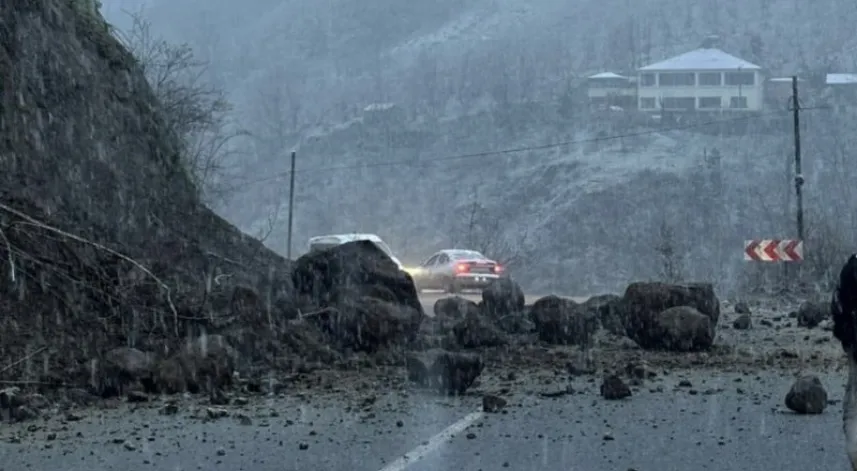 Trabzon'da heyelan; kaya parçaları yola düştü