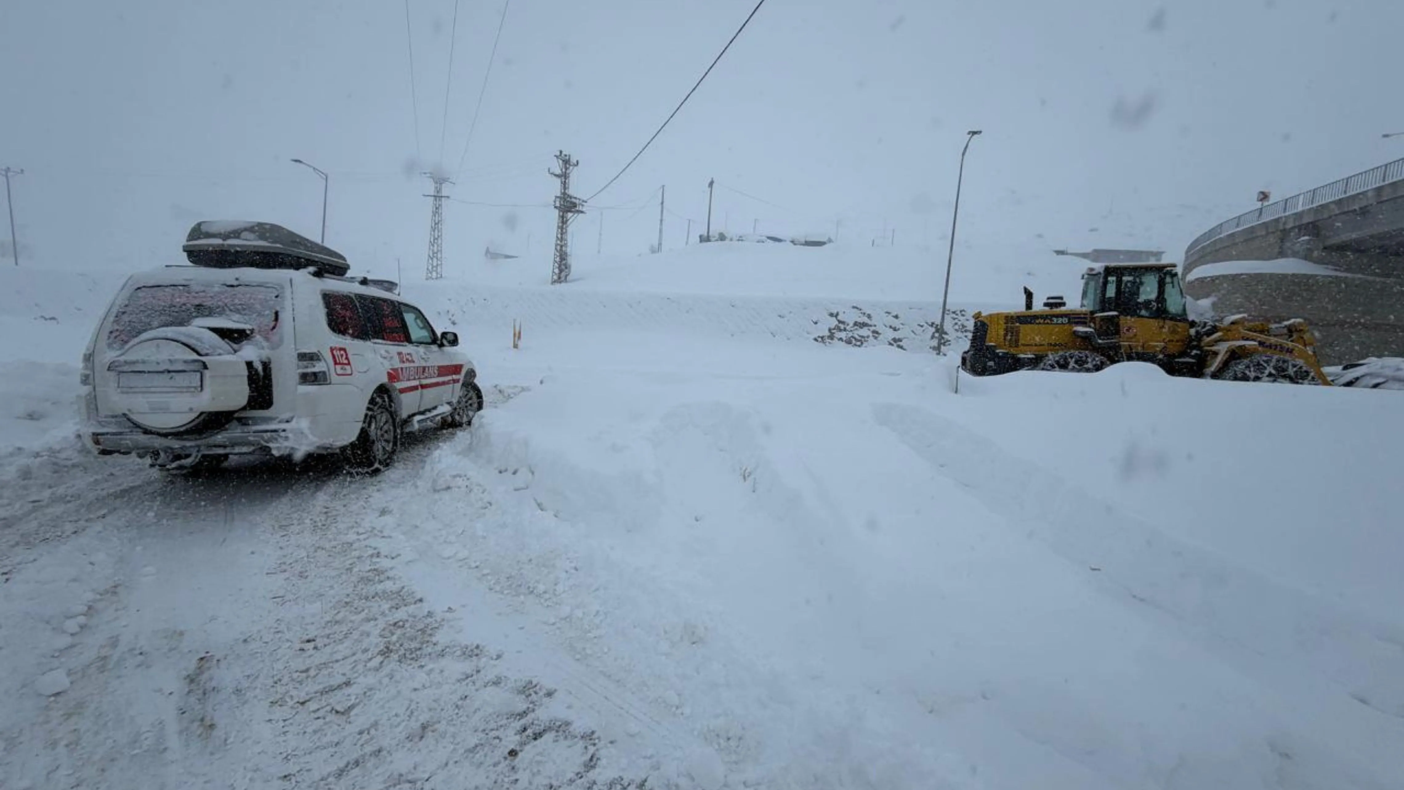 Rize’de kar yağışı ulaşımı aksattı: 59 köy yolu kapalı