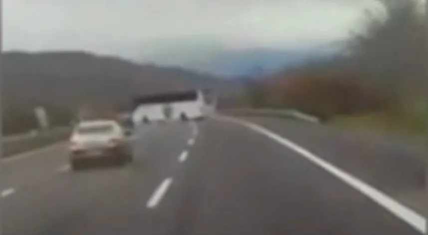 Otomobiliyle, 'U' dönüşü yapan otobüse çarpmaktan son anda kurtuldu