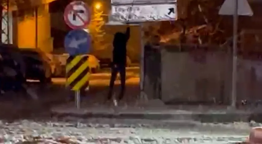 Karla kaplanan trafik levhalarını temizleyen 12 yaşındaki Kadir Emin, takdir topladı(ÖZEL HABER)