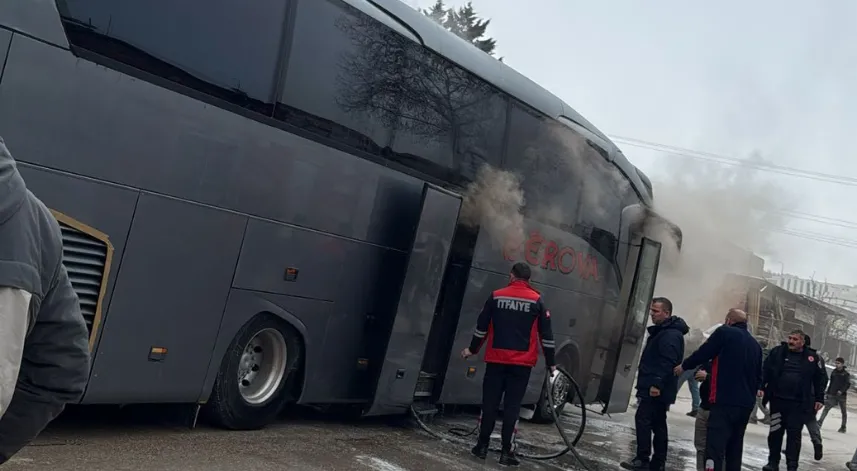 Park halindeki yolcu otobüsü yandı