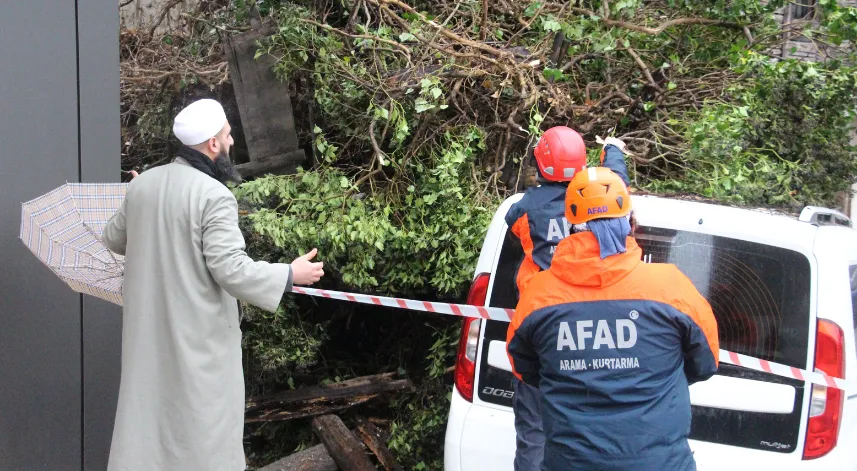 3 katlı metruk binanın bir kısmı, park halindeki aracın üstüne çöktü