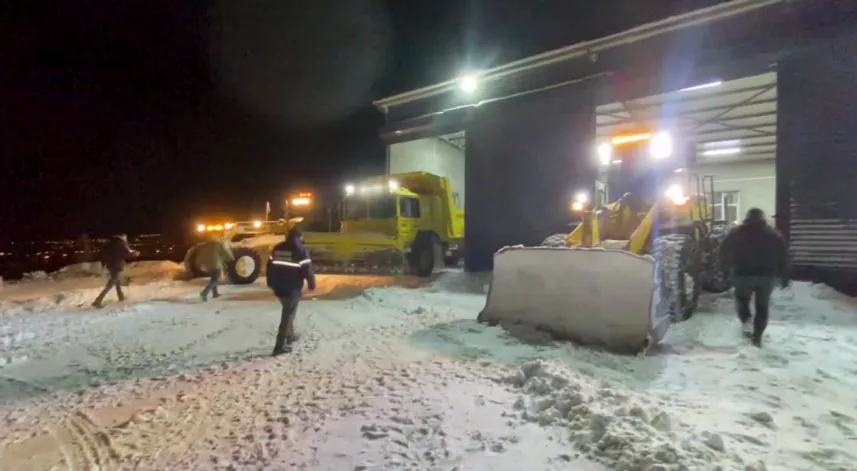  Kar ve tipide mahsur kalan TIR şoförü kurtarıldı