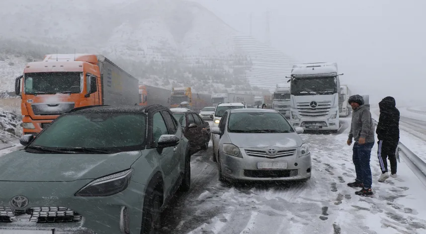 Erzincan-Sivas kara yolunda ulaşım güçlükle sağlanıyor