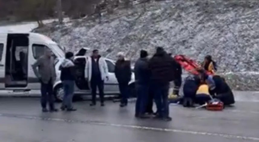 Otomobil ile minibüs çarpıştı; 1 ölü, 9 yaralı