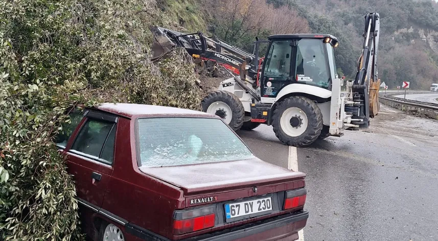 Zonguldak'ta heyelan; kaya parçaların otomobilin üzerine düştü