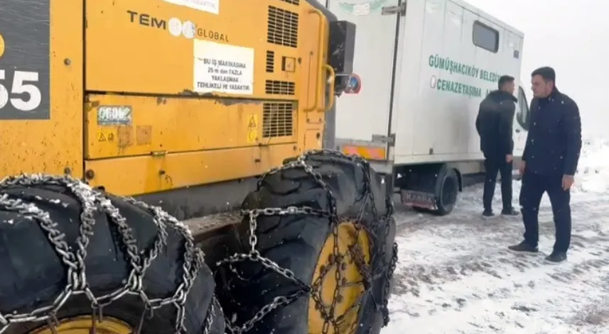 cenaze kardan yolu kapanan köye özel idare ekiplerince ulaştırıldı