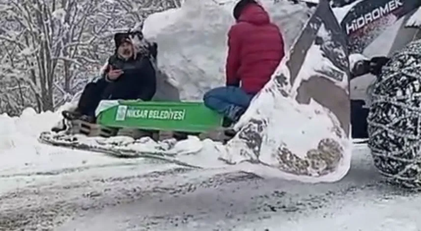 Kardan kapanan yolda cenaze iş makinesinin kepçesinde taşındı; o anlar kamerada