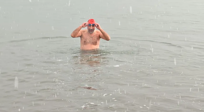 Kar altında denize girip yüzdü