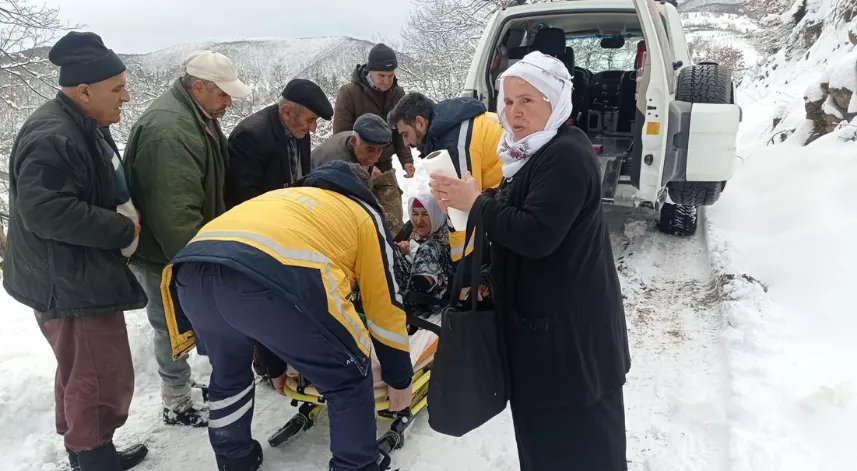 Kardan kapanan yol açılıp hastaneye ulaştırıldı