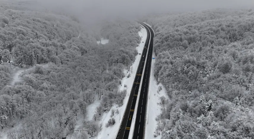 Karla kaplı Bolu Dağı dronla görüntülendi