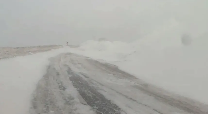 Bayburt- Erzurum kara yoluna çığ düştü