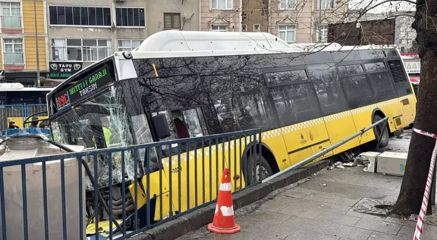 Esenler'de kontrolden çıkan İETT otobüsü otoparka daldı, faciadan dönüldü