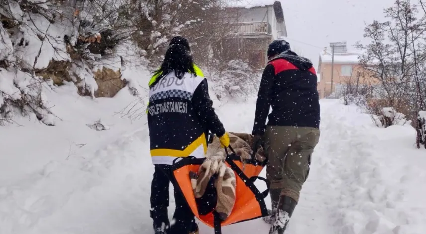 Ordu'da kar nedeniyle hastaneye gidemeyen hastanın yardımına ekipler koştu