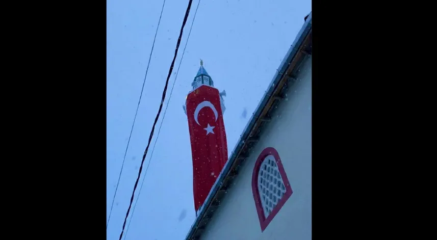 Vezirköprü'de bayrak saldırısına minareli tepki