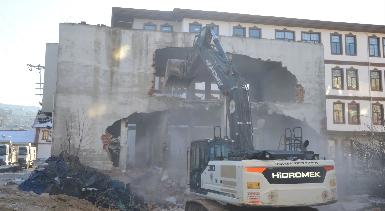 Sel ve taşkınları önleme çalışmaları kapsamında iş yerlerinin yıkımı başladı