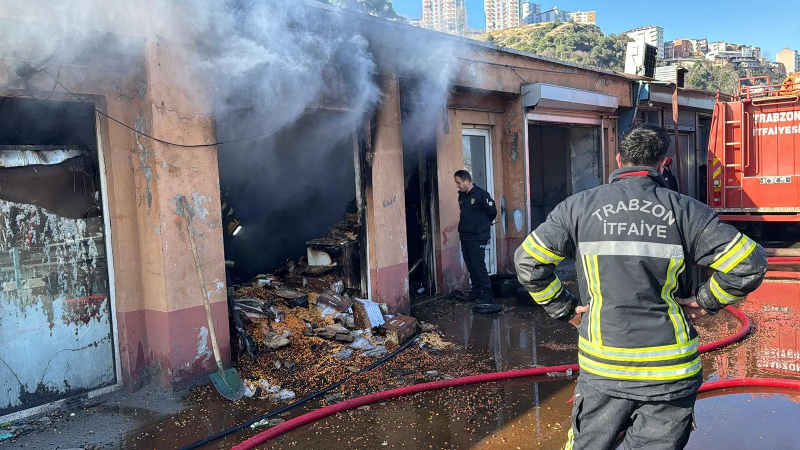 Trabzon'da depoda çıkan yangın söndürüldü
