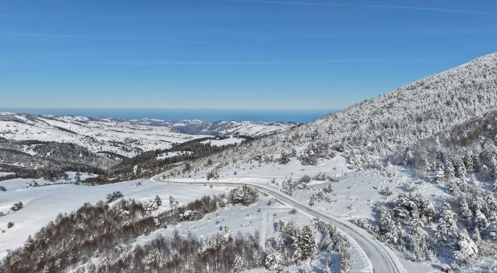 Samsun'da karla kaplanan 1650 rakımlı Dürtmen Dağı dronla görüntülendi