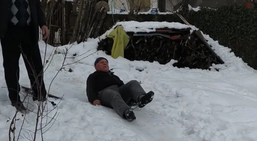 Köylülerin kar keyfi; naylon poşet ve tepsilerle kaydılar