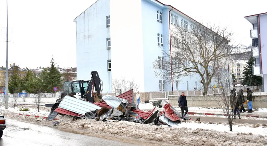 Samsun'da kuvvetli rüzgar, okulun çatısını uçurdu