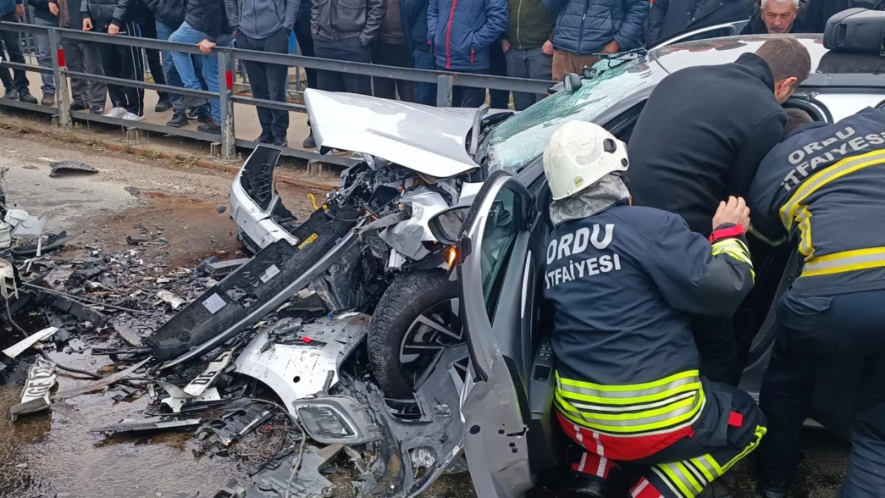 Ordu’da otomobiller çarpıştı; 2'si çocuk, 5 yaralı